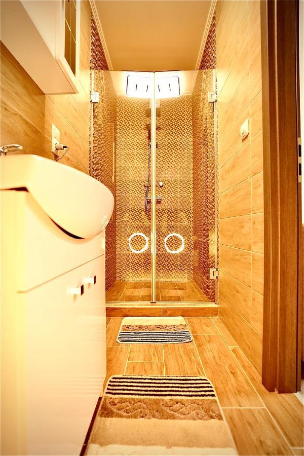 두너허러스티 Bacchus Pub Es Panzio B&B 외부 사진