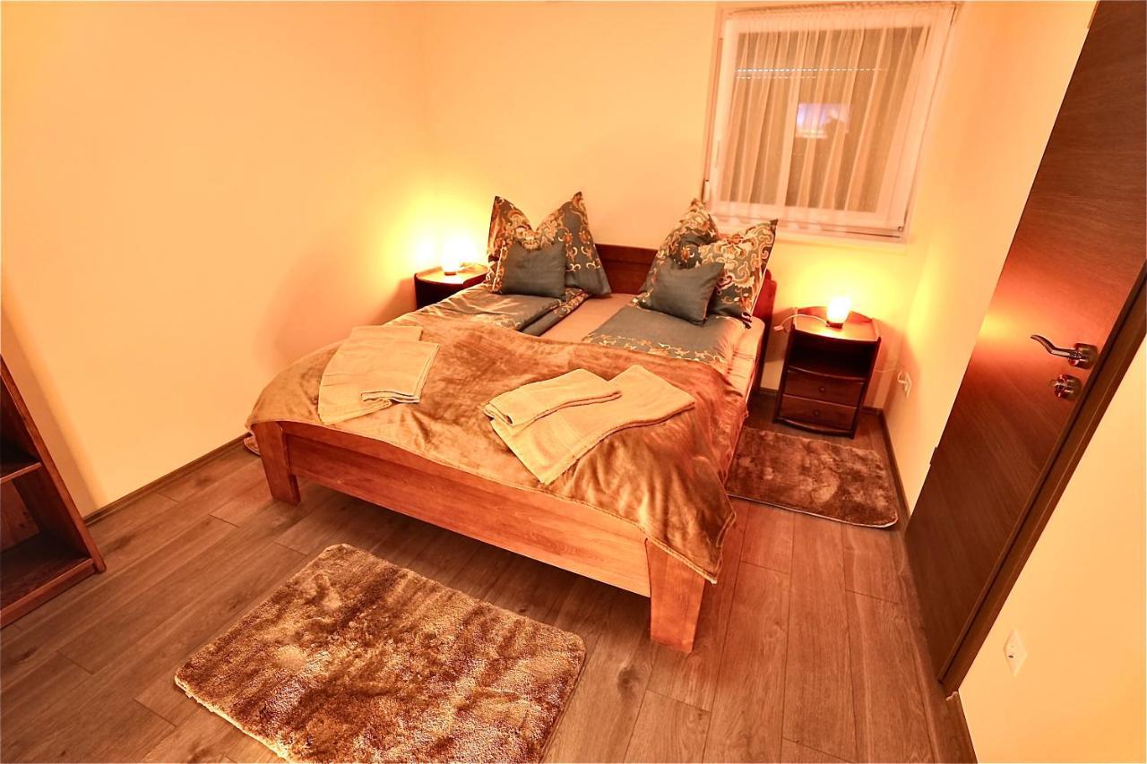 두너허러스티 Bacchus Pub Es Panzio B&B 외부 사진