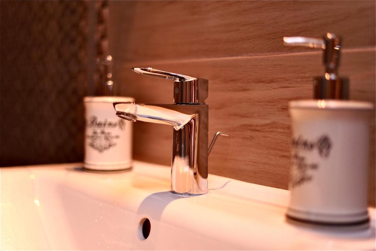 두너허러스티 Bacchus Pub Es Panzio B&B 외부 사진