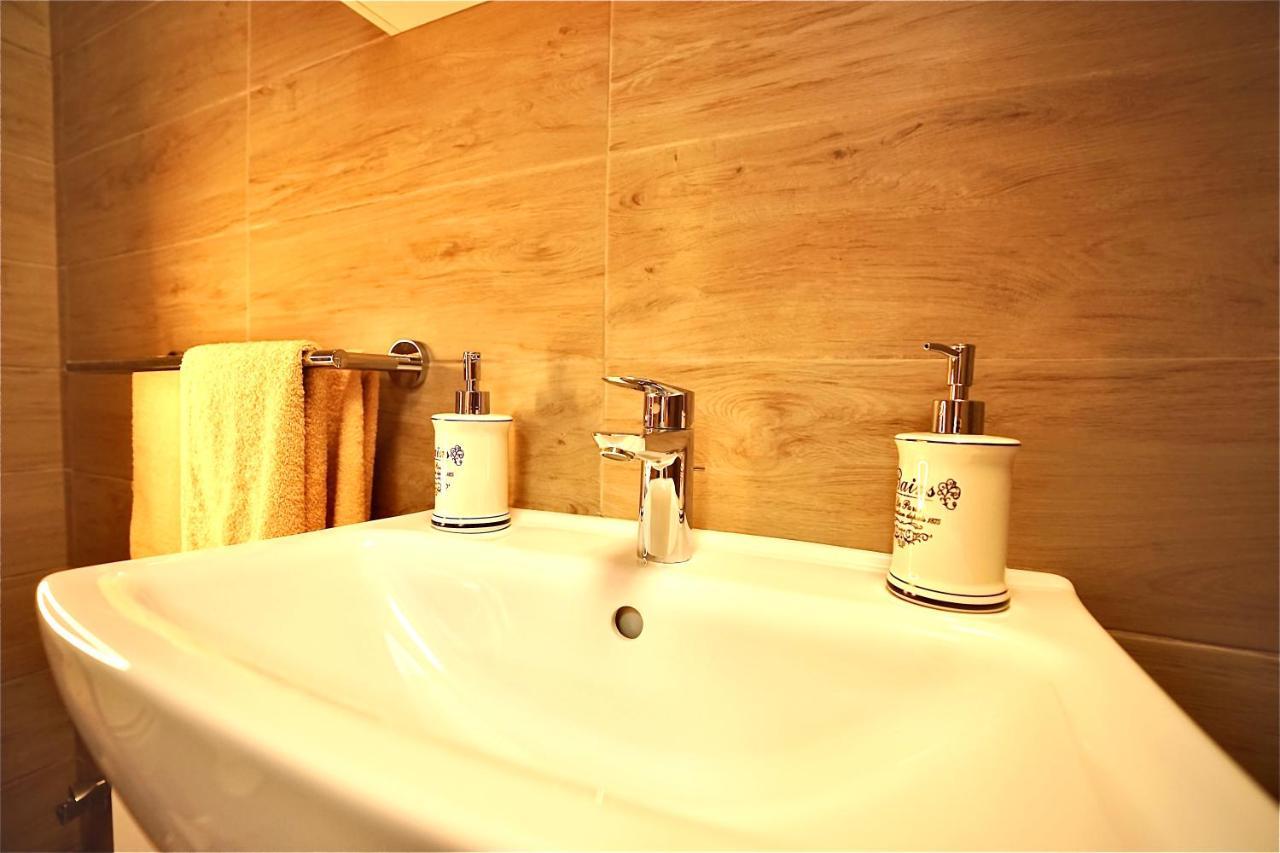 두너허러스티 Bacchus Pub Es Panzio B&B 외부 사진