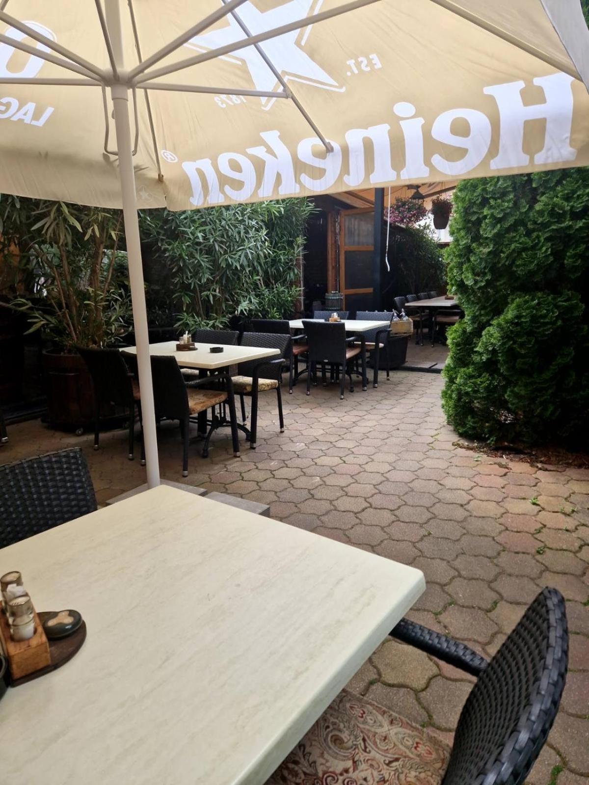 두너허러스티 Bacchus Pub Es Panzio B&B 외부 사진