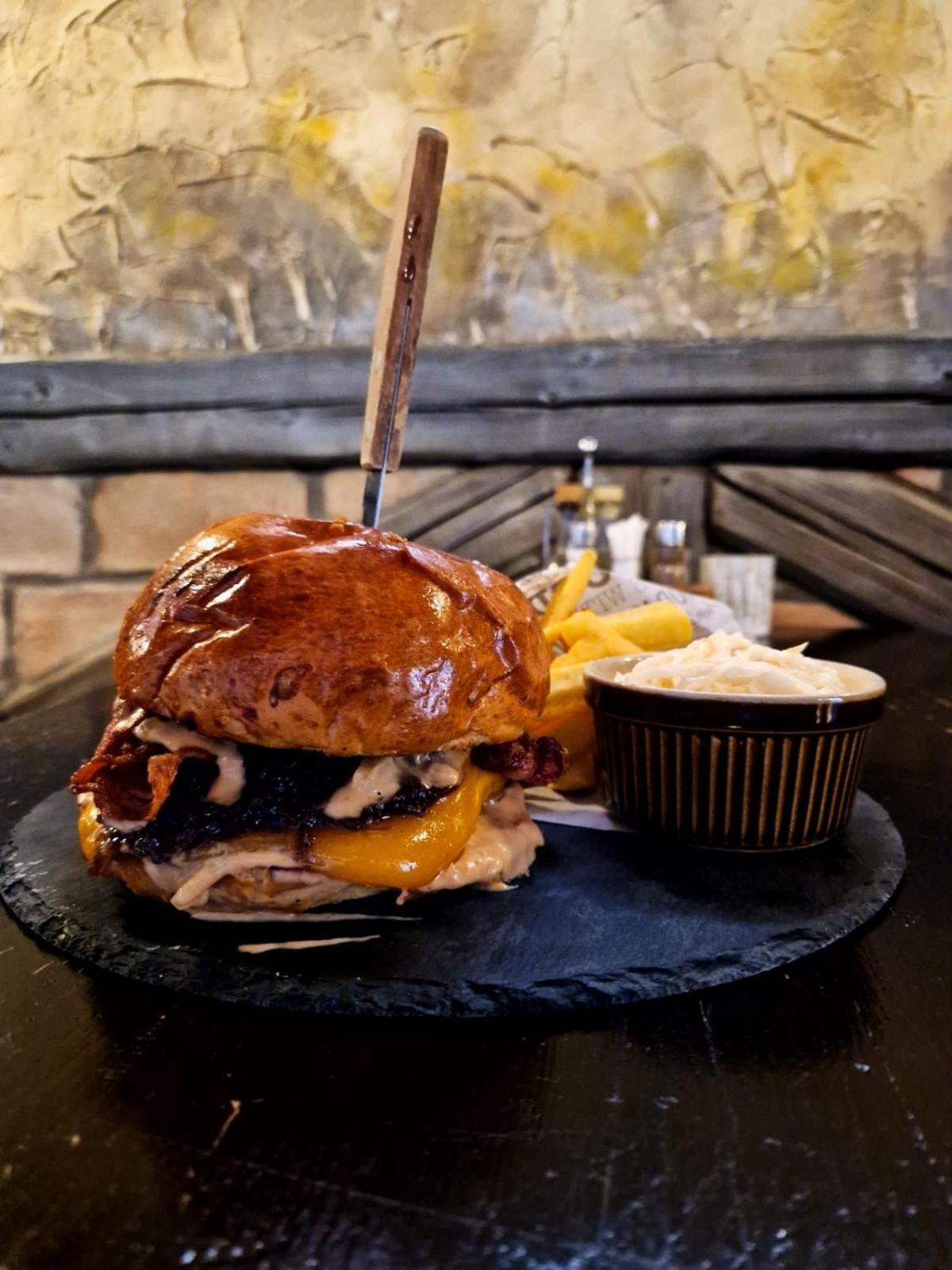 두너허러스티 Bacchus Pub Es Panzio B&B 외부 사진